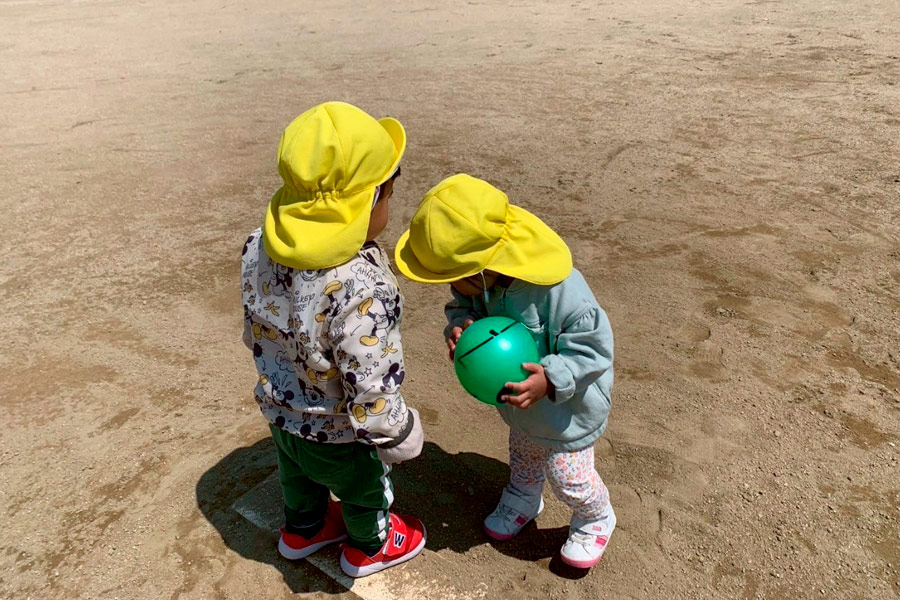 ボール遊び